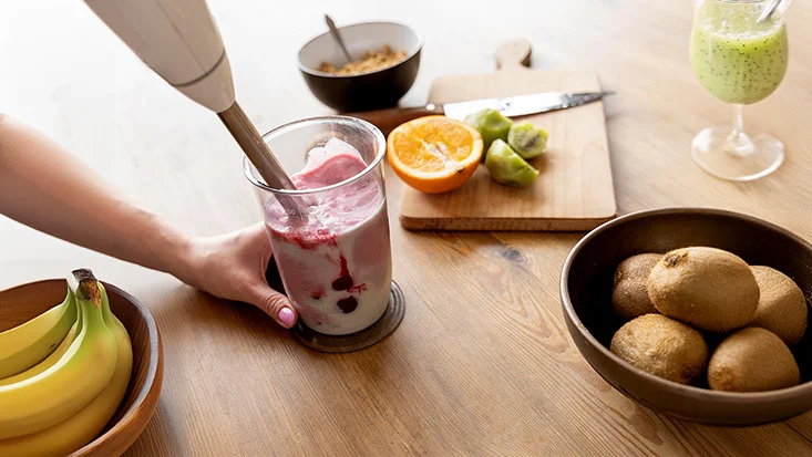 AIWA Hand Blender KENKIRI making a smoothie